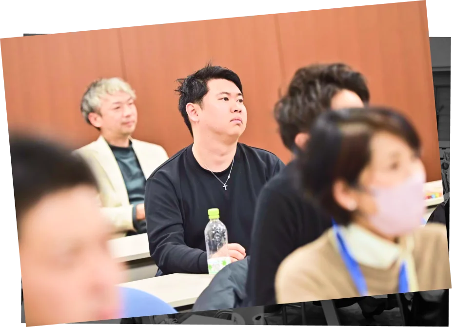 講義に参加する人々の表情
